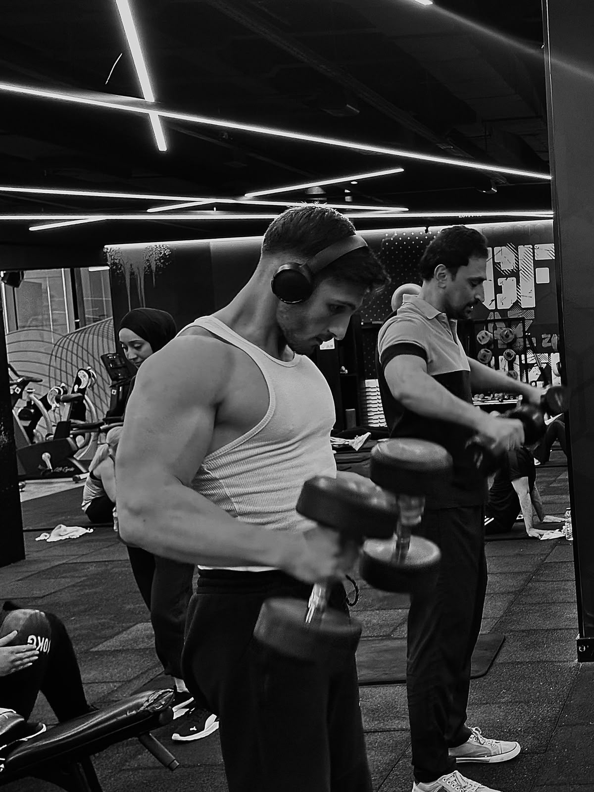 Kişisel antrenman sırasında ağırlık çalışan sporcu